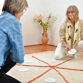 Die Antwort kommt immer aus der gleichen Richtung wie die Frage – von Ihnen. Mithilfe 
                  verschiedener Methoden erlernen Sie eine neue Sicht der Dinge, lösen sich von störenden Mustern, 
                  finden Ideen und konkrete Umsetzungsmöglichkeiten für den Alltag. © Ulrike Heinich