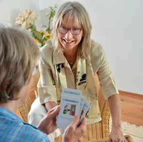 Die Antwort kommt immer aus der gleichen Richtung wie die Frage – von Ihnen. Mithilfe 
                  verschiedener Methoden erlernen Sie eine neue Sicht der Dinge, lösen sich von störenden Mustern, 
                  finden Ideen und konkrete Umsetzungsmöglichkeiten für den Alltag. © Ulrike Heinich