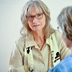 Jede Coachingsitzung ist eine Reise zu Ihrem inneren Kern, zu Ihrem wahren Selbst. 
                  Auf dieser Reise begleite und unterstütze ich Sie gern. Achtsamkeit, Wertschätzung und Empathie 
                  sind meine ständigen Begleiter. Und oft auch der Humor. © Ulrike Heinich